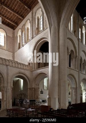 Cerisy-la-Forêt, Normandie, abteikiche Innenraum nach Südwesten mit Abschlußmauer des 18 Jh Querhausempore und nachträglich verstärktem Vierungspfeil Stockfoto