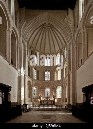 Cerisy-la-Forêt, Normandie, Abteikirche Innenraum nach Osten mit dreizonigem Wandaufbau Sterngewölbe des 14. Jhd in der Apsis und nachträglich verstar Stockfoto