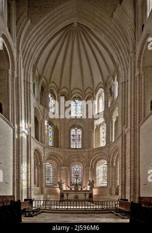 Cerisy-la-Forêt, Normandie, Abteikirche Innenraum nach Osten mit dreizonigem Wandaufbau Sterngewölbe des 14. Jhd in der Apsis und nachträglich verstar Stockfoto