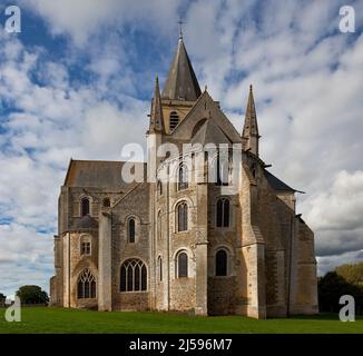 Cerisy-la-Forêt, Normandie, Abteikirche von Osten mit dreizoniger Apsis Chorflankentürmchen und Querhaus nach 1070 bis ca 1130 erbaut, OG des Vierungs Stockfoto