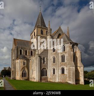 Cerisy-la-Forêt, Normandie, Abteikirche von Osten mit dreizoniger Apsis Chorflankentürmchen und Querhaus nach 1070 bis ca 1130 erbaut, OG des Vierungs Stockfoto