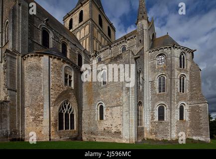 Cerisy-la-Forêt, Normandie, Abteikirche von Südosten mit dreizoniger Apsis Chorflankentürmchen und Querhaus nach 1070 bis ca 1130 erbaut, OG des Vieru Stockfoto