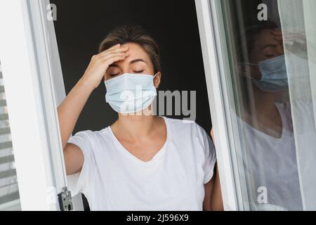 Müde Frau mit Prävention Maske gehen nach draußen mit einer frischen Luft zu atmen Stockfoto