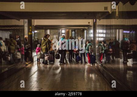 Lviv, Ukraine. 20. April 2022. Am 20. April 2022 erreichen viele Menschen den Hauptbahnhof von Lemberg in der Ukraine. Sie kamen mit dem Zug aus Charkiw und trugen ihre wichtigste Sache mit sich. (Foto von Marcel Beloqui Evardone/Sipa USA) Quelle: SIPA USA/Alamy Live News Stockfoto