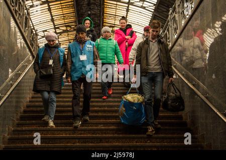 Lviv, Ukraine. 20. April 2022. Am 20. April 2022 erreichen viele Menschen den Hauptbahnhof von Lemberg in der Ukraine. Sie kamen mit dem Zug aus Charkiw und trugen ihre wichtigste Sache mit sich. (Foto von Marcel Beloqui Evardone/Sipa USA) Quelle: SIPA USA/Alamy Live News Stockfoto