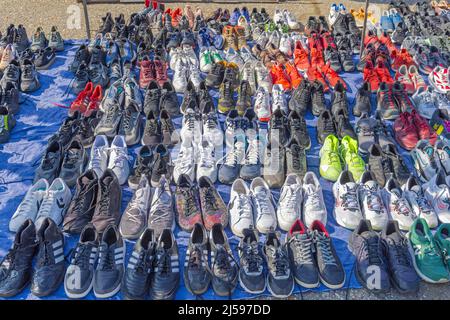 Belgrad, Serbien - 26. März 2022: Viele haben Sneakers-Sportschuhe auf dem Flohmarkt zum Verkauf angeboten. Stockfoto