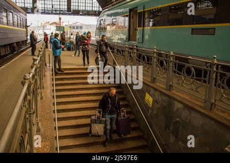 Lviv, Ukraine. 20. April 2022. Am 20. April 2022 erreichen viele Menschen den Hauptbahnhof von Lemberg in der Ukraine. Sie kamen mit dem Zug aus Charkiw und trugen ihre wichtigste Sache mit sich. (Foto von Marcel Beloqui Evardone/Sipa USA) Quelle: SIPA USA/Alamy Live News Stockfoto