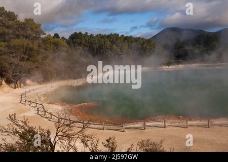 Lebendige Farben des Champagne Pools, einer heißen Quelle Waiotapu Geothermie-Region in der Nähe von Rotorua auf der Nordinsel Neuseelands. Stockfoto