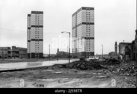 Die Sandiefield Road Tower Blocks im Hutchesontown-Gebiet der Gorbals in Glasgow waren 69m hoch und enthielten fast 400 Wohnungen auf 24 Stockwerken. Sie wurden im Jahr 1971 als Teil des Areals E des Gorbals Comprehensive Development Area fertiggestellt. Die Blöcke wurden ihrerseits durch eine kontrollierte Explosion am 21. Juli 2013 abgerissen, um Platz für ein neues Gesundheitszentrum, Sozialwohnungen und Bürounterkünfte zu schaffen. Das Bild ist ein Scan des ursprünglichen Schwarzweiß-Negativs, das im März 1977 aufgenommen wurde. Stockfoto