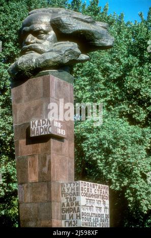 1988 Blick auf Karl Marx Statue in Revolution Garten, Taschkent. Im Jahr 1993 war diese Statue entfernt und mit einer der Tamburlaine, der Usbekischen nationalen Helden ersetzt, nach der Unabhängigkeit von Usbekistan nach dem Zerfall der Sowjetunion. Der Platz, in dem es steht heißt jetzt Amir Timur Platz. Stockfoto