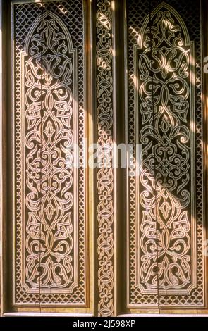 Türen zu Tilla Sheikh Moschee in Taschkent, Usbekistan. Stockfoto