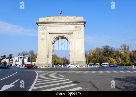 Bukarest, Rumänien - 6. November 2021: Arcul de Triumph (Triumphbogen) Triumphbogen und Wahrzeichen, im nördlichen Teil der Stadt auf Stockfoto