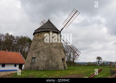 Kuzelov, Tschechische Republik - 16. April 2022 - die Alte Windmühle - ein nationales Kulturdenkmal zu Beginn des Frühlings Stockfoto