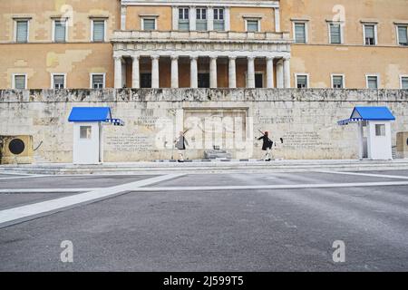 Griechisches Parlament und Präsidentengarde (Evzones genannt) vor dem Grab des unbekannten Soldaten auf dem Syntagma-Platz im Stadtzentrum von Athen Stockfoto