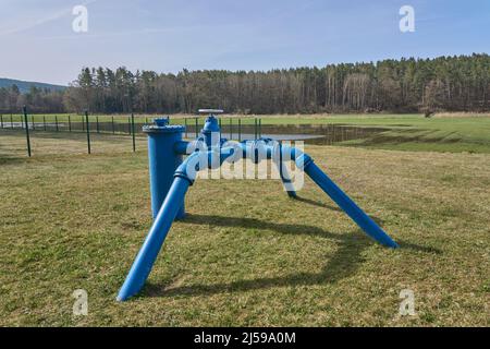 Anschluss der Grundwasserquelle an die öffentliche Wasserversorgung in Franken, Bayern, Deutschland Stockfoto