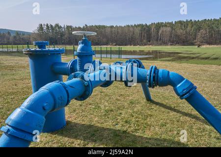 Anschluss der Grundwasserquelle an die öffentliche Wasserversorgung in Franken, Bayern, Deutschland Stockfoto