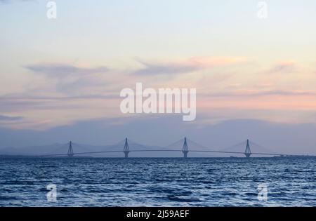 Malerischer Blick auf die Brücke Rio-Antirio bei Sonnenuntergang in Nafpaktos, Griechenland. Offiziell Charilaos Trikoupis-Brücke genannt (eine vollständig mehrspan-Kabelbrücke) Stockfoto