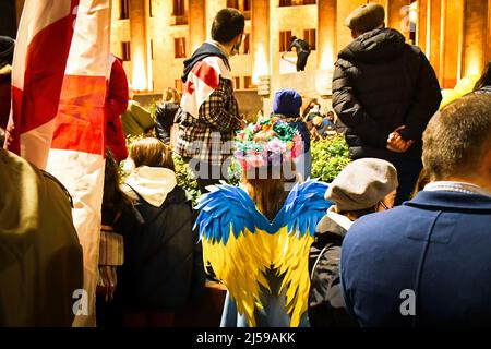 Tiflis, Georgien - 1.. märz 2022: Demonstranten protestieren gemeinsam gegen die russische Aggression und den Krieg in der Ukraine. Solidarität und s Stockfoto