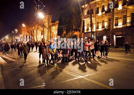 Tiflis, Georgien - 1.. märz 2022: : das georgische Volk steht für das ukrainische Volk gegen den Angriff und die Invasion russischer Truppen auf die Ukraine. Beendet den Krieg. Stockfoto