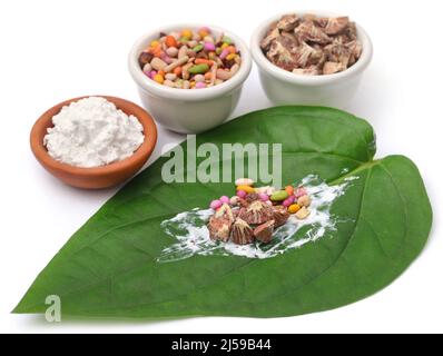 Betel Blatt und seine Gewürze Populärkultur in Südostasien Stockfoto