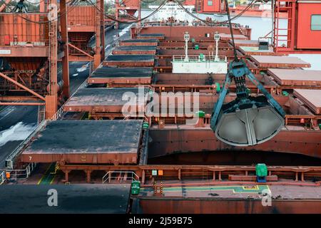 Deutschland, Hamburg, Hansaport Kohleimport , Entladung von Steinkohle vom Bulk Carrier / DEUTSCHLAND, Hamburg, Hansaport, Import von Kohle aus Russland, Kolumbien und anderen Ländern, Entsorgung eines Frachtschiffes mit Steinkohle Stockfoto