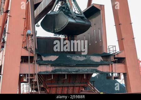 Deutschland, Hamburg, Hansaport Import von Kohle und Erz, Entladung von Steinkohle mit großer Baggerschaufel / DEUTSCHLAND, Hamburg, Hansaport, Import von Kohle u.a. aus Russland, Kolumbien, Australien..., Lagerung und Transport zu Kraftwerken und Stahlwerken Stockfoto