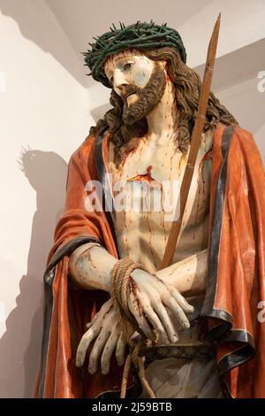 Monopoli - die barocke Statue des gequälten Jesus - 'Ecce Homo' in der Kirche Chiesa di San Franceso d Assisi von Giovanni Battista Drago aus dem 18. Jh. Stockfoto