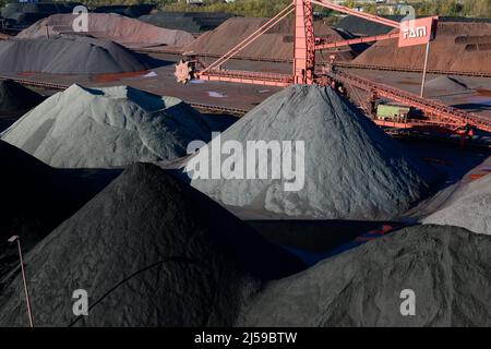 Deutschland, Hamburg, Hansaport Import von Kohle und Eisenerz aus Russland, Australien u. a. / DEUTSCHLAND, Hamburg, Hansaport, Import von Kohle und Erz aus Russland, Kolumbien, Australien usw., Lagerung und Weitertransport zu Kraftwerken und Stahlwerken Stockfoto