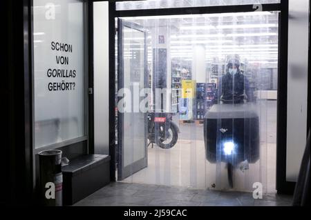Deutschland, Hamburg, Depot des Lebensmittellieferanten und Heimlieferanten Gorillas, das online bestellt und über einen Fahrradkurierdienst an die Kunden zu Hause geliefert wird Stockfoto