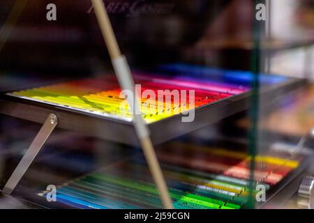 Bunte, helle Bleistifte am Schaufenster für Künstler Stockfoto