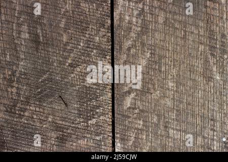 2 alte Bretter, der Hintergrund ist durch eine Fuge in zwei Hälften geteilt Stockfoto