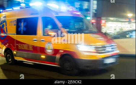 Ambulancia Ambulance er Notrettung Spanischer Transporter in Bewegung verschwommen, in der Straße in Madrid, Spanien Stockfoto