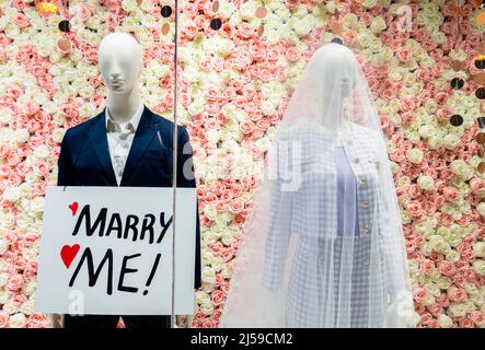 Schaufenster - Hochzeitskleid mit Marry Me Poster - Brautgeschäft im Zentrum von Madrid, Spanien Stockfoto