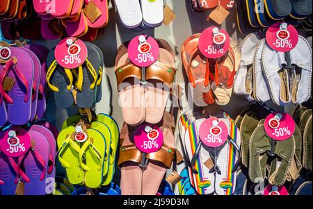 Bunte Hausschuhe mit Preisschildern im HAVAIANAS Fuencarral. Schuhgeschäft in Malasana, Madrid, Spanien Stockfoto