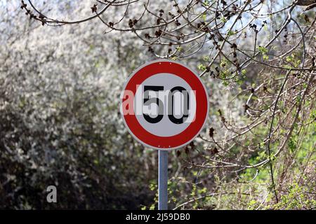 Runde Speed Limit Schild auf der Straße. 50 km pro Stunde. Stockfoto