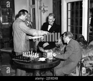 Regisseur RENE CLAIR ROLAND YOUNG WALTER HUSTON und BARRY FITZGERALD am Set offen während der Dreharbeiten von UND DANN GAB ES KEINE 1945 Regisseur RENE CLAIR Roman Agatha Christie Drehbuch Dudley Nichols Rene Clair Productions (Popular Picturs Inc.) / 20. Century Fox Stockfoto