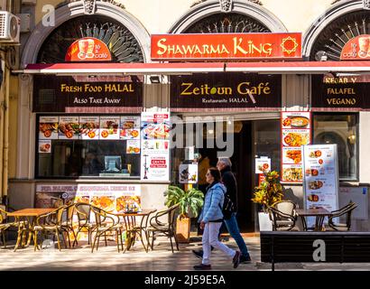 Shawarma King Restaurant im Zentrum von Granada, reyes Catolicos. Andalusien, Spanien, Europa. Halal-Essen, Falafel, frisches Essen, Halal Stockfoto