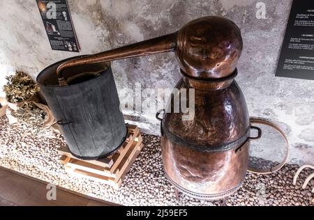 Kupferdestille, alembische Gänsehalsdestille aus der Provence, Frankreich, wurde zur Destillation vor Ort auf Lavendelfelder gebracht. Ende des 19.. Jahrhunderts Stockfoto