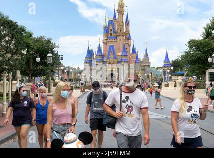 Lake Buena Vista, USA. 11.. Juli 2020. En esta foto de archivo, los invitados usan máscaras, según Sea necesario, para asistir al día oficial de reapertura del Magic Kingdom en Walt Disney World en Lake Buena Vista, Florida, el sábado 11 de julio de 2020. (Foto: Joe Burbank/Orlando Sentinel/TNS/Sipa USA) Quelle: SIPA USA/Alamy Live News Stockfoto