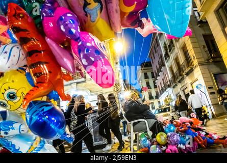 verkäufer von bunten bunten Ballons auf dem zentralen Platz von Granada, Andalusien, Spanien Stockfoto