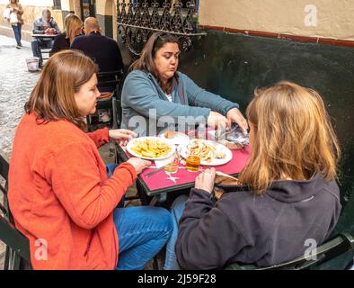 Die Gäste genießen andalusische Küche in der Tapas Bar Casa Placido im Barrio Santa Cruz, im Zentrum von Sevilla, Spanien Stockfoto