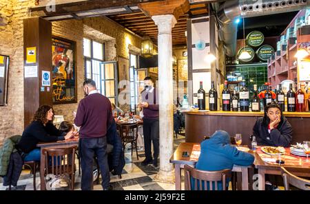 Las Teresas 1870, andalusisches Restaurant mit einer Old-School-Bar, die typisch spanische Eintöpfe, Fleisch und Tapas serviert, Barrio de Santa Cruz, Sevilla, Spanien Stockfoto