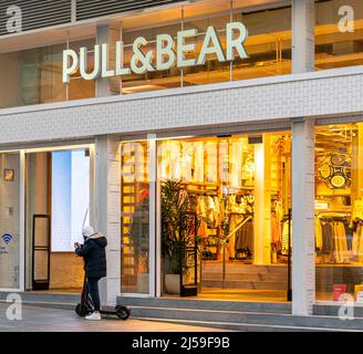 Vor dem Pull & Bear Store, Calle de Serrano, Madrid, Spanien Stockfoto