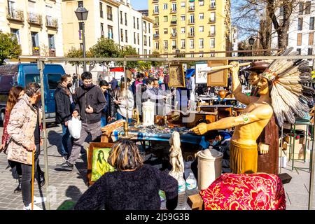 Floh- und Straßenmarkt in Embajadores. El Rastro ist der größte und beliebteste Freiluftflohmarkt am Sonntag in Madrid, Spanien Stockfoto