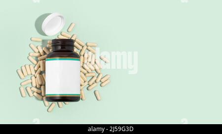 Natürliche Farbkapseln und Glasflasche auf hellblauem Hintergrund. Vitamine, biologisch aktive Zusatzstoffe Zusammensetzung. Gesundes Immunitätskonzept Stockfoto