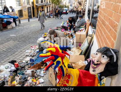 Floh- und Straßenmarkt in Embajadores. El Rastro ist der größte und beliebteste Freiluftflohmarkt am Sonntag in Madrid, Spanien Stockfoto