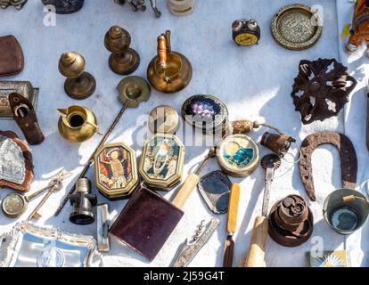 Spanische Souvenirs am Stand am Flohmarkt und Straßenmarkt in Embajadores. El Rastro, sonntäglicher Flohmarkt in Madrid, Spanien Stockfoto