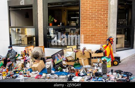 Floh- und Straßenmarkt in Embajadores. El Rastro ist der größte und beliebteste Freiluftflohmarkt am Sonntag in Madrid, Spanien Stockfoto