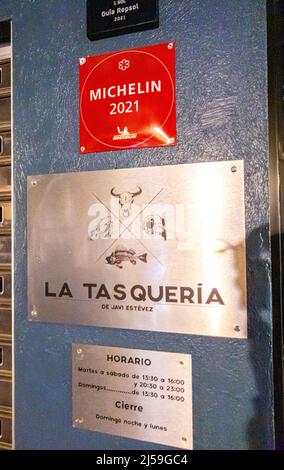 1 ein Michelin-Stern mit 2021 Sternen über dem Schild des Restaurants La Tasqueria, Madrid, Spanien Stockfoto