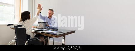 Deaktiviert Geschäftsfrau, fünf bis Sie lächelnd männlichen Partner im Büro Stockfoto